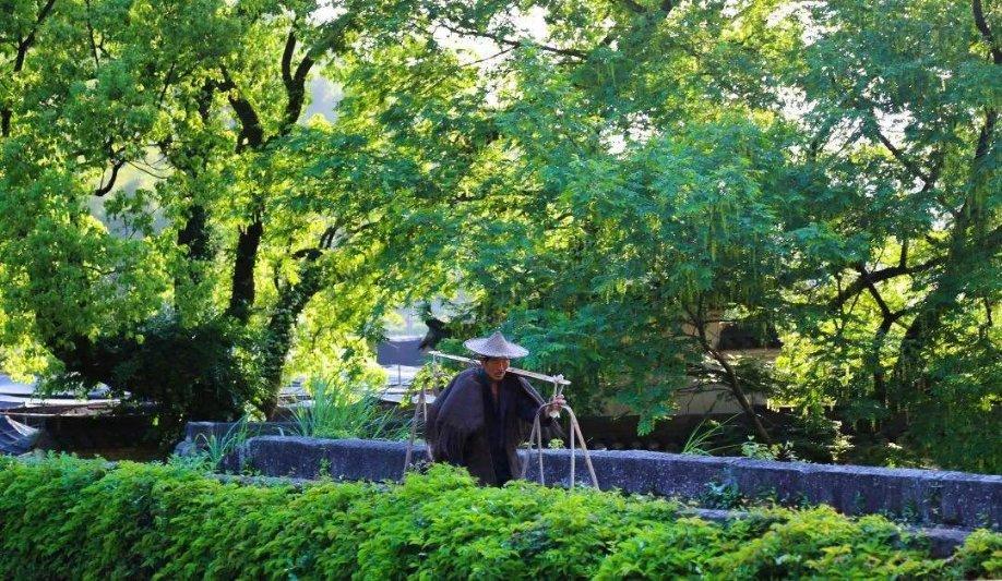 80多岁老人不慎摔下电梯,两名辅警一秒反应冲过去救援