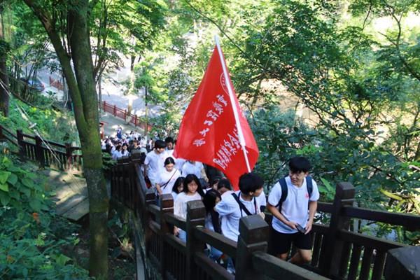 15岁女孩服感冒药后引发肝衰竭,爱心人士纷纷到场捐助