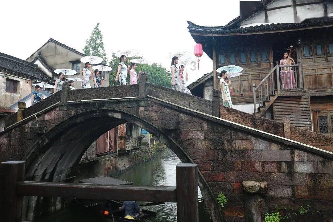 他19岁参加八路军，1964年晋升少将，1971年被免职